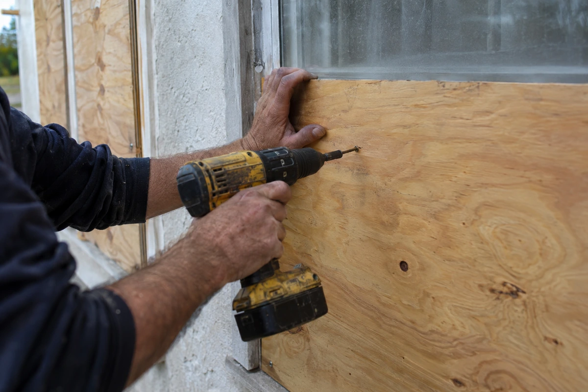 Emergency board up contractor